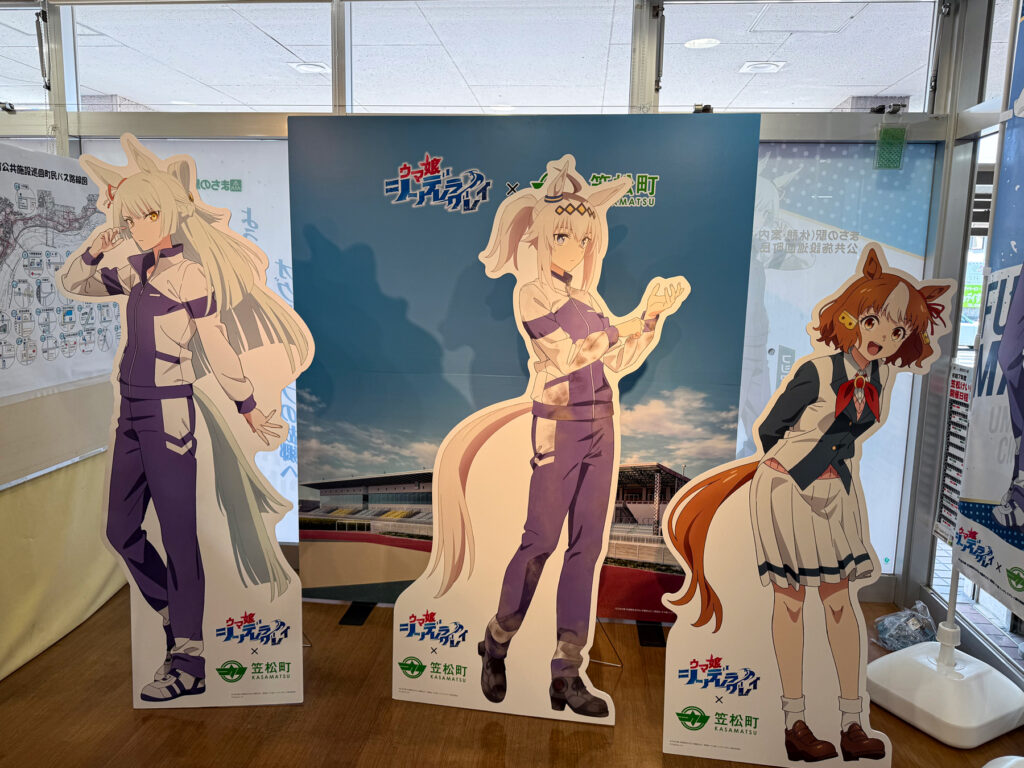 カサマツ駅に設置されたウマ娘シンデレラグレイの等身大パネル