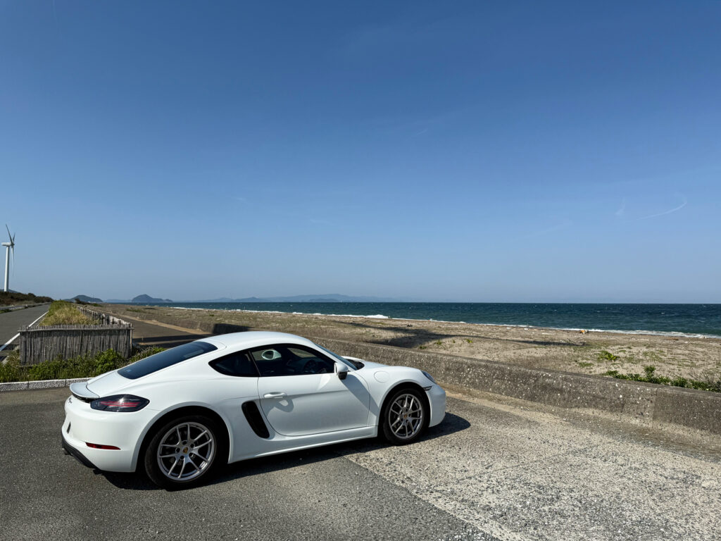 白い愛車と蒼い空・青い海
