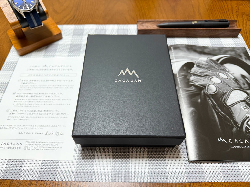 新品のCACAZANドライビンググローブの外箱