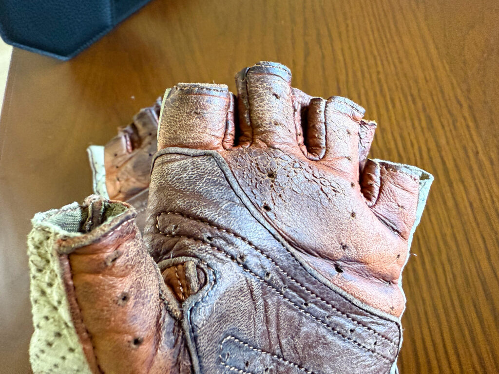 手の平側の指の付け根部分に擦り切れ・毛羽立ち