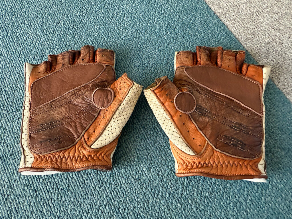 損傷していた箇所と親指付け根に革パッチが縫い付けられています
