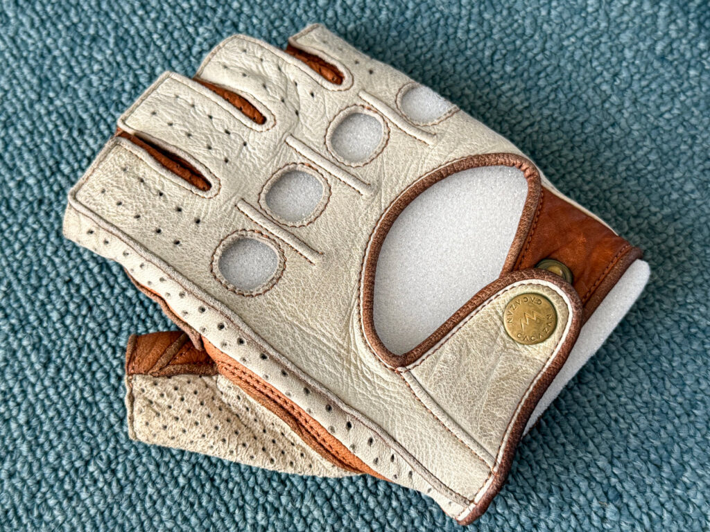 修理完了したグローブ