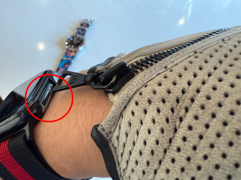 ドライビンググローブの金具が腕時計に接触！