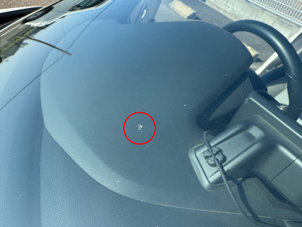 去年年始に受けた飛び石キズの修理跡