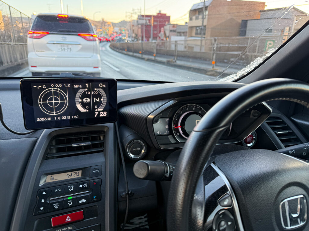 メーターパネル横に純正のセンターディスプレイ