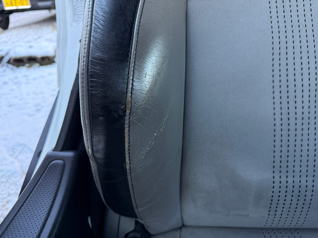 外側サイドサポート表皮に破れ