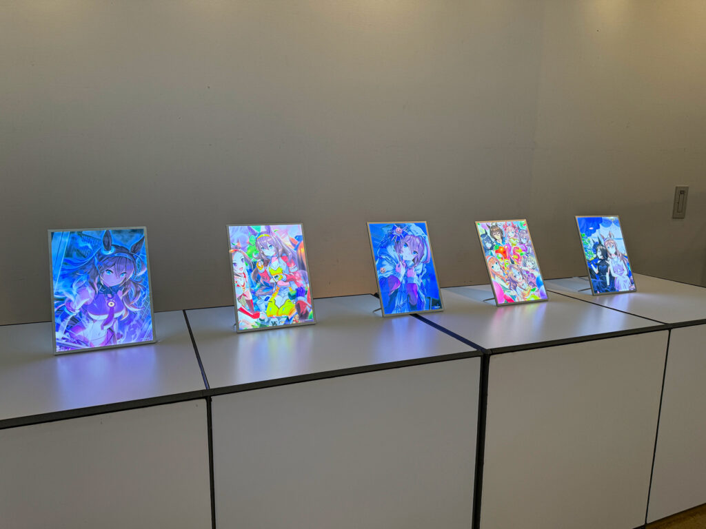 電飾されたサポートカード展示