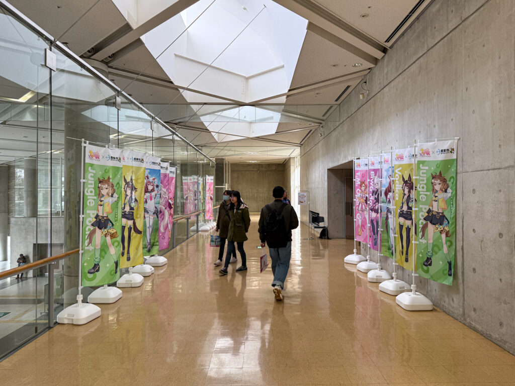 栗東にゆかりのあるウマ娘たちののぼりが立ち並んでいます。