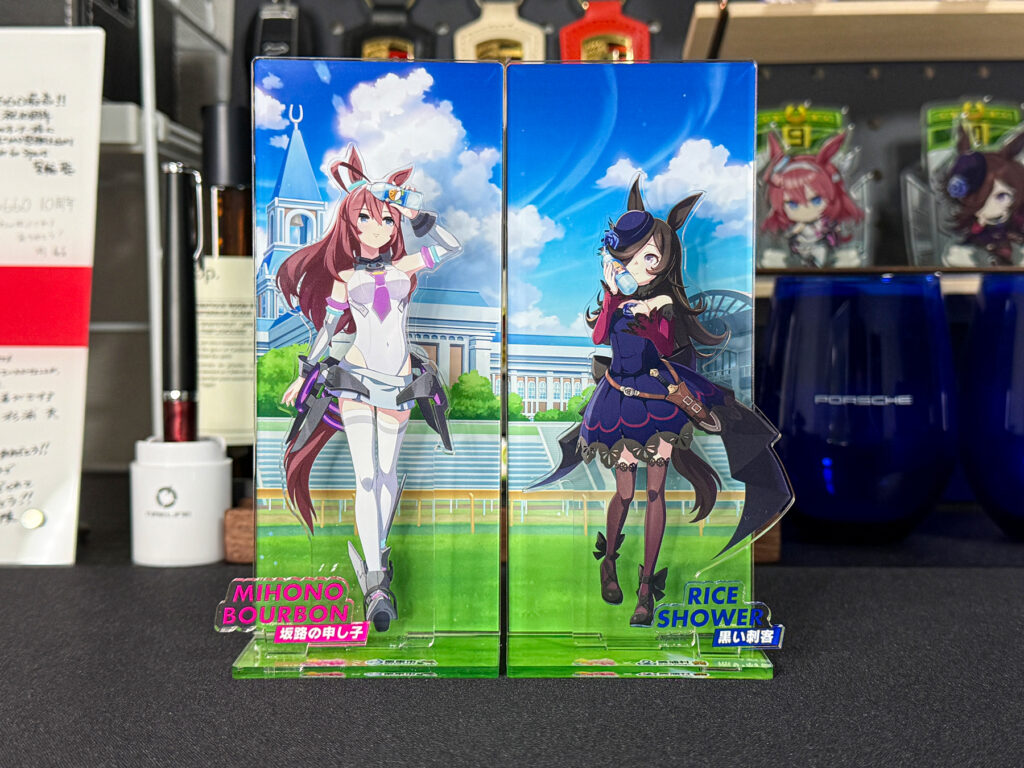 栗東と美浦のコラボ描き下しジオラマアクリルスタンド