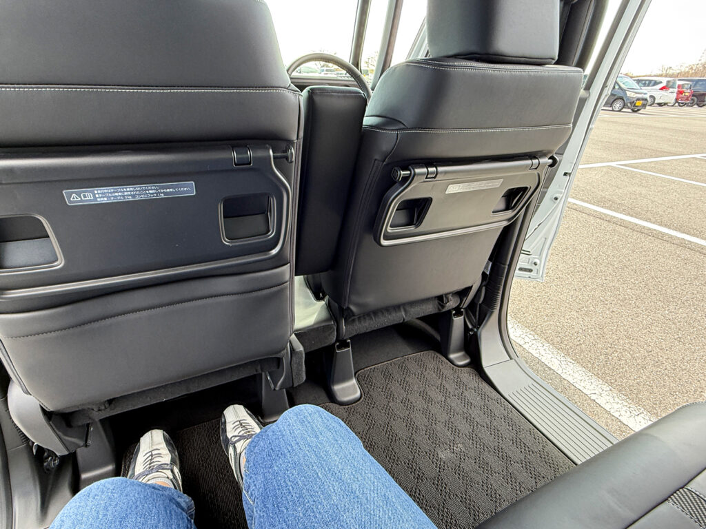 十分足を伸ばせる驚きの広さがある後席