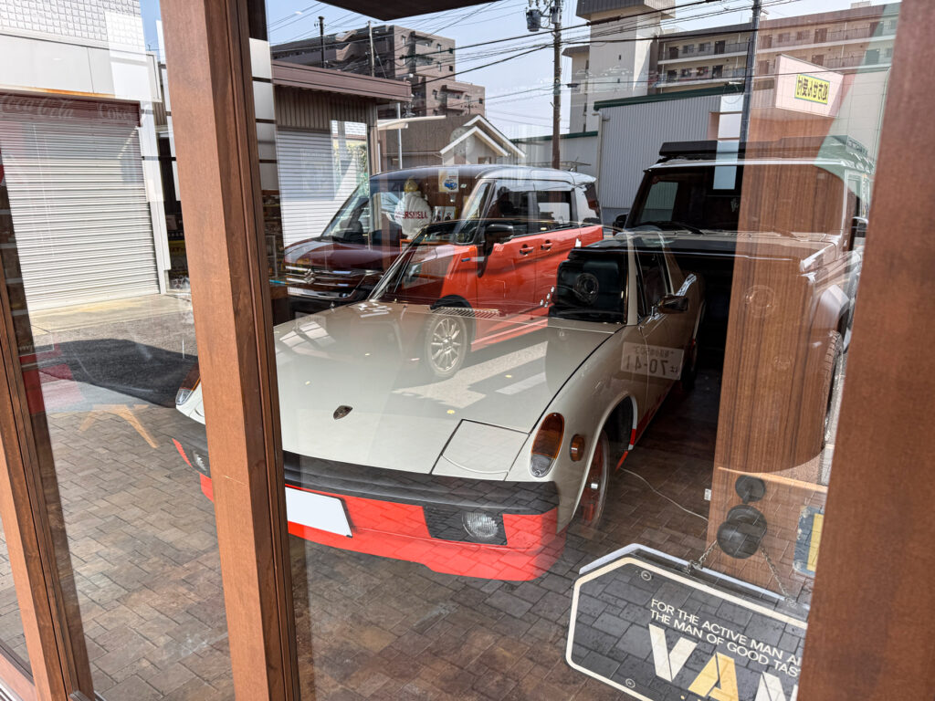 店舗隣にはガラス張りのガレージが…