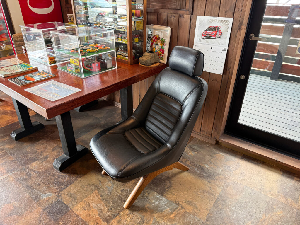 クルマのシート風チェア