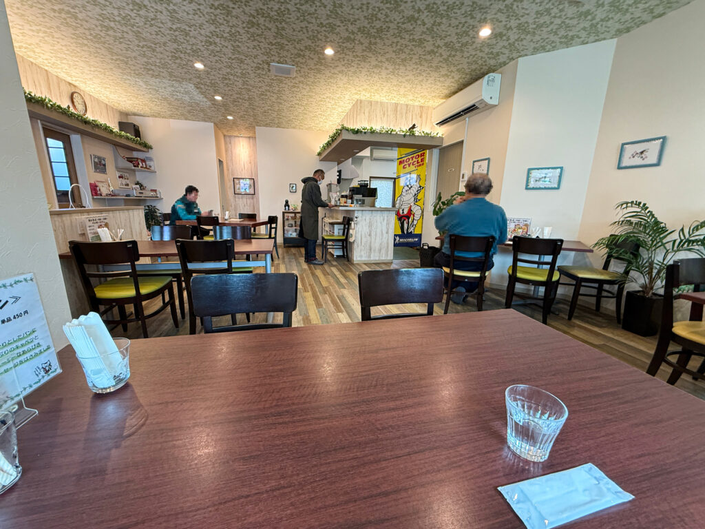 お客さんはいかにも趣味車乗ってそうな方やバイク乗りが多かったです。