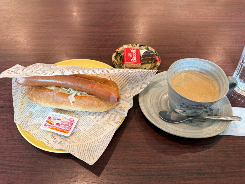 コーヒーとホットドック