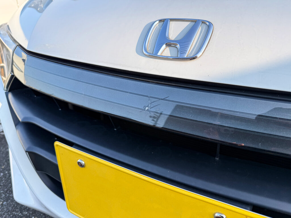 グリルに飛び石キズ