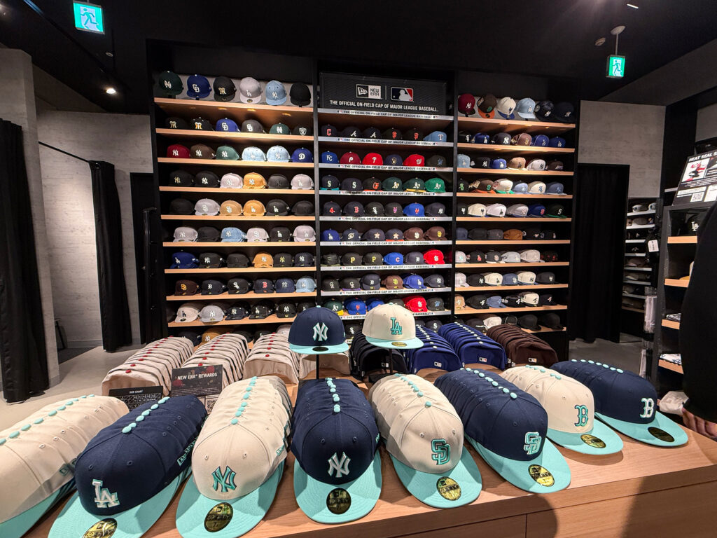 MLB各チームの59FIFTY、その各サイズが棚にずらりと並んでいます