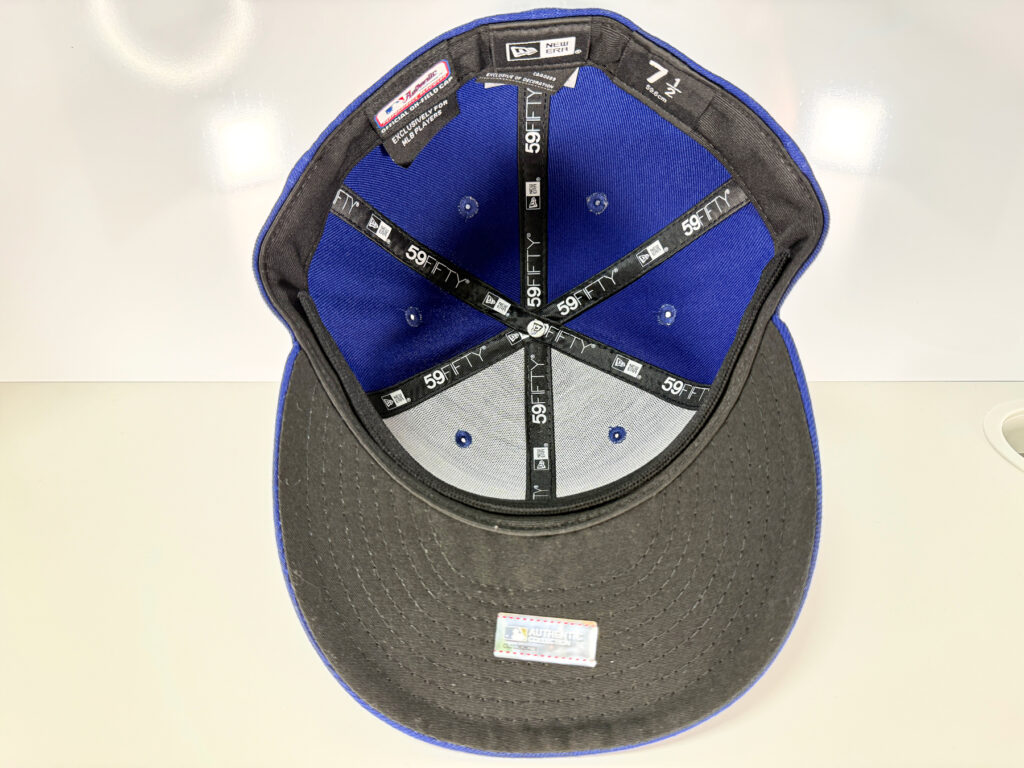 帽子の内側も良く作り込まれています。
メジャーリーグの公式ライセンス品であることを証明する、ホログラムシールがカッコイイ