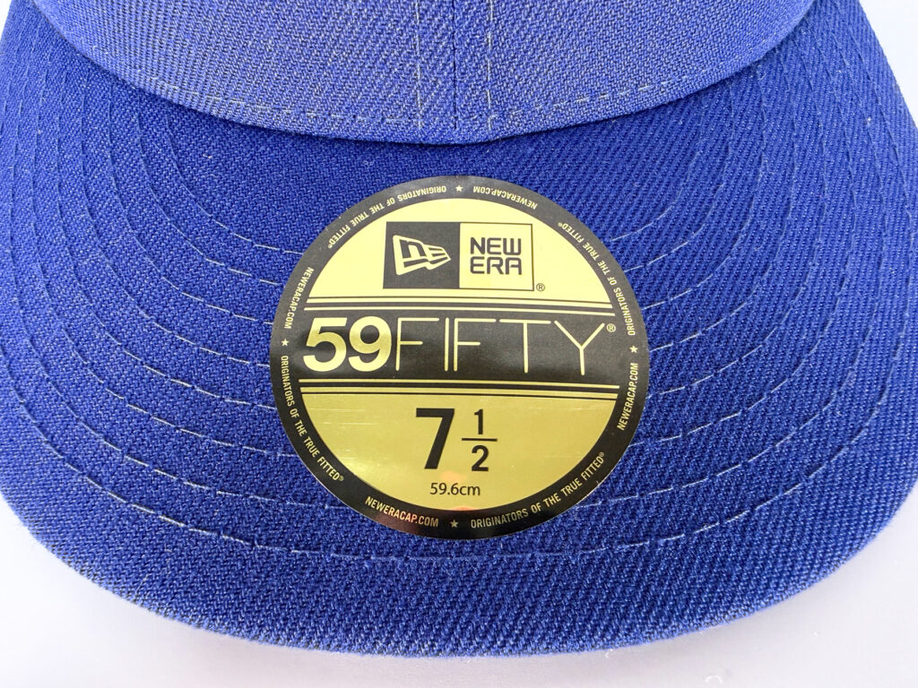 金のバイザーシールは59FIFTYというモデルを象徴する「顔」