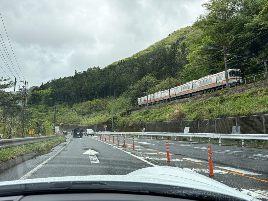 国道19号を並行して走るJR中央本線の電車