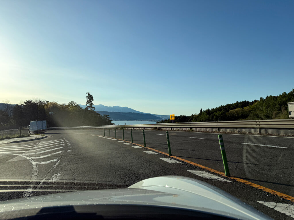 諏訪湖が見える道路を走行