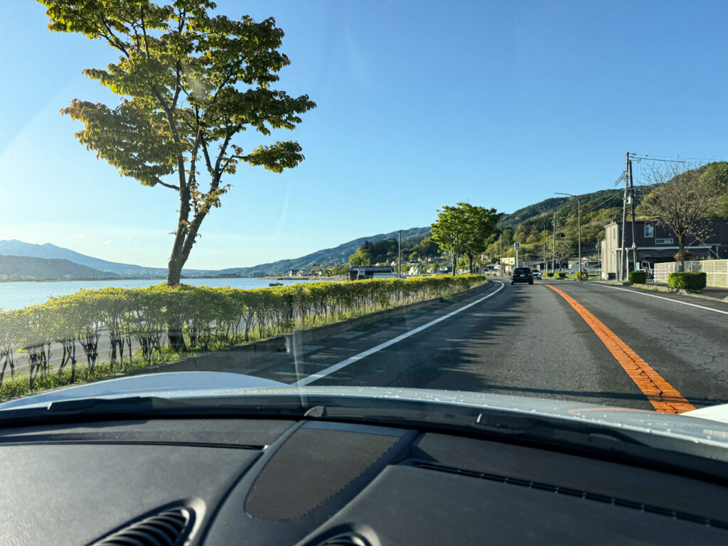 諏訪湖が見える道路を走行
