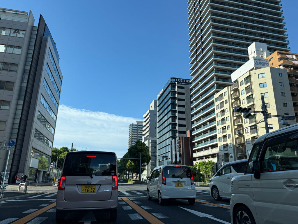 徐々に交通量が多くなってきました…早く移動しなければ。