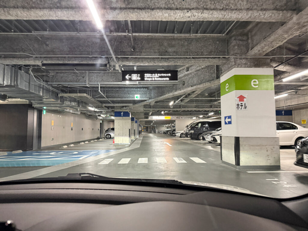 人工物に囲まれた明るい地下駐車場の雰囲気は好き