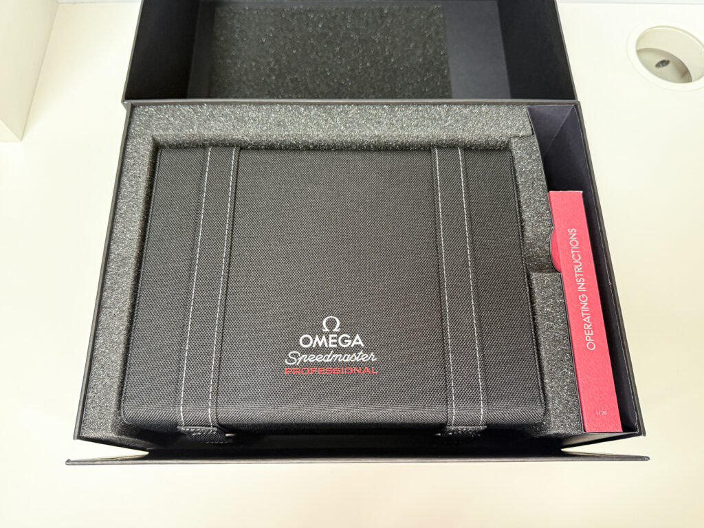 箱の中には立派なウォッチボックスと付属の書類