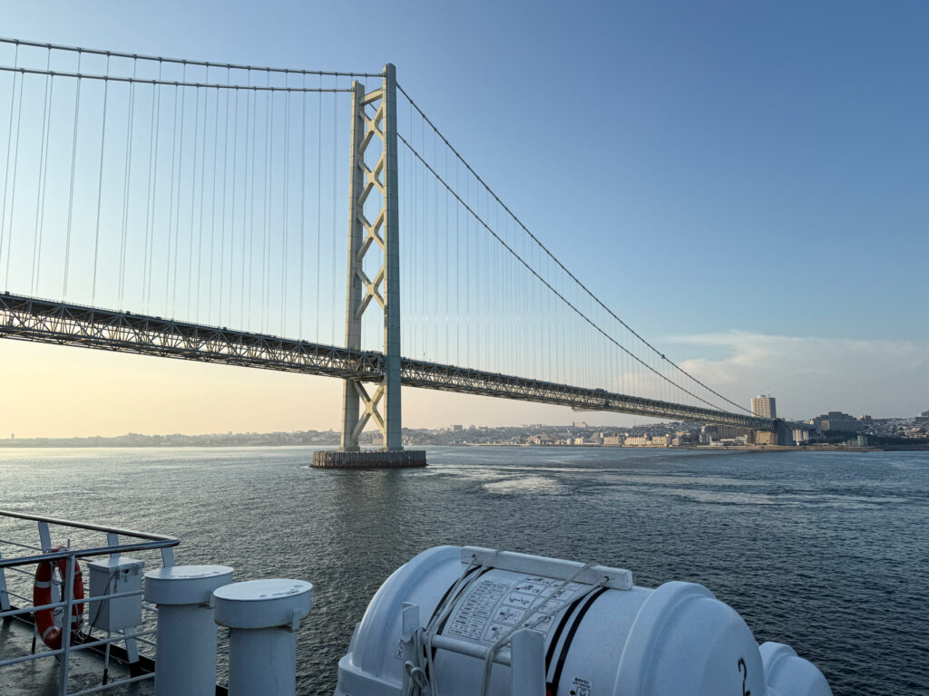 本州と淡路島を結ぶ明石海峡大橋を下から通過。