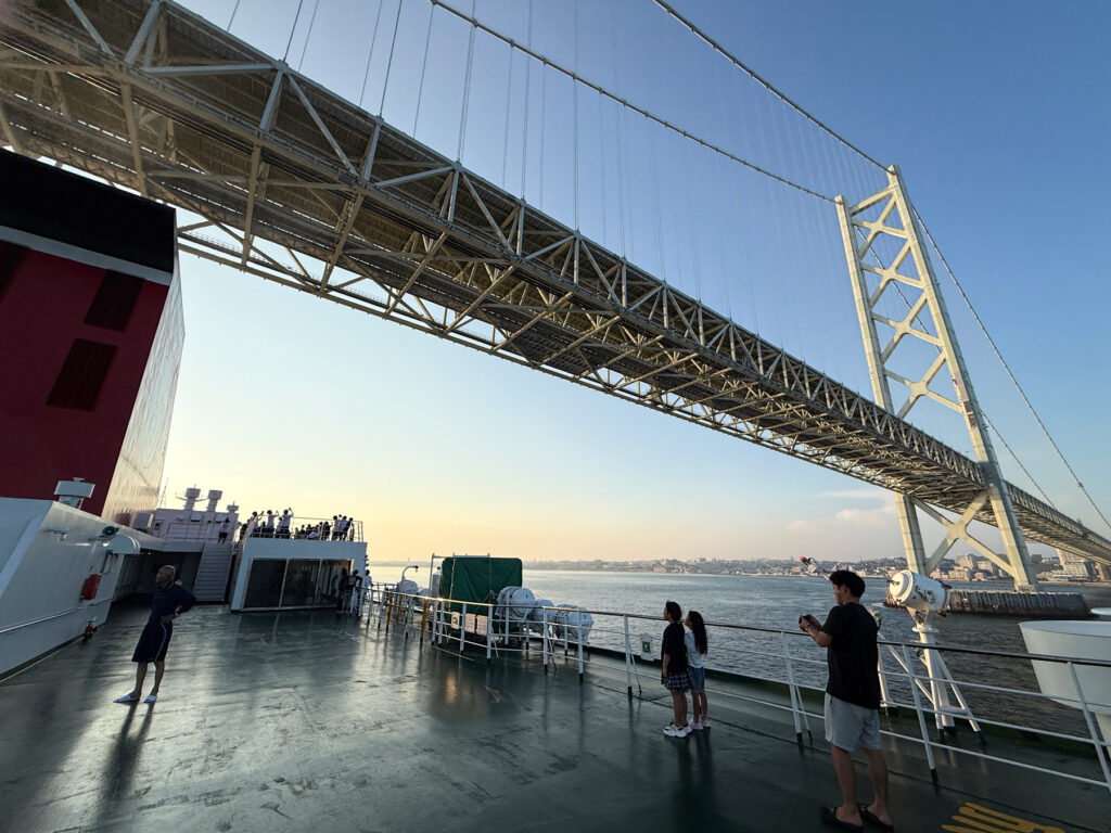 本州と淡路島を結ぶ明石海峡大橋を下から通過。