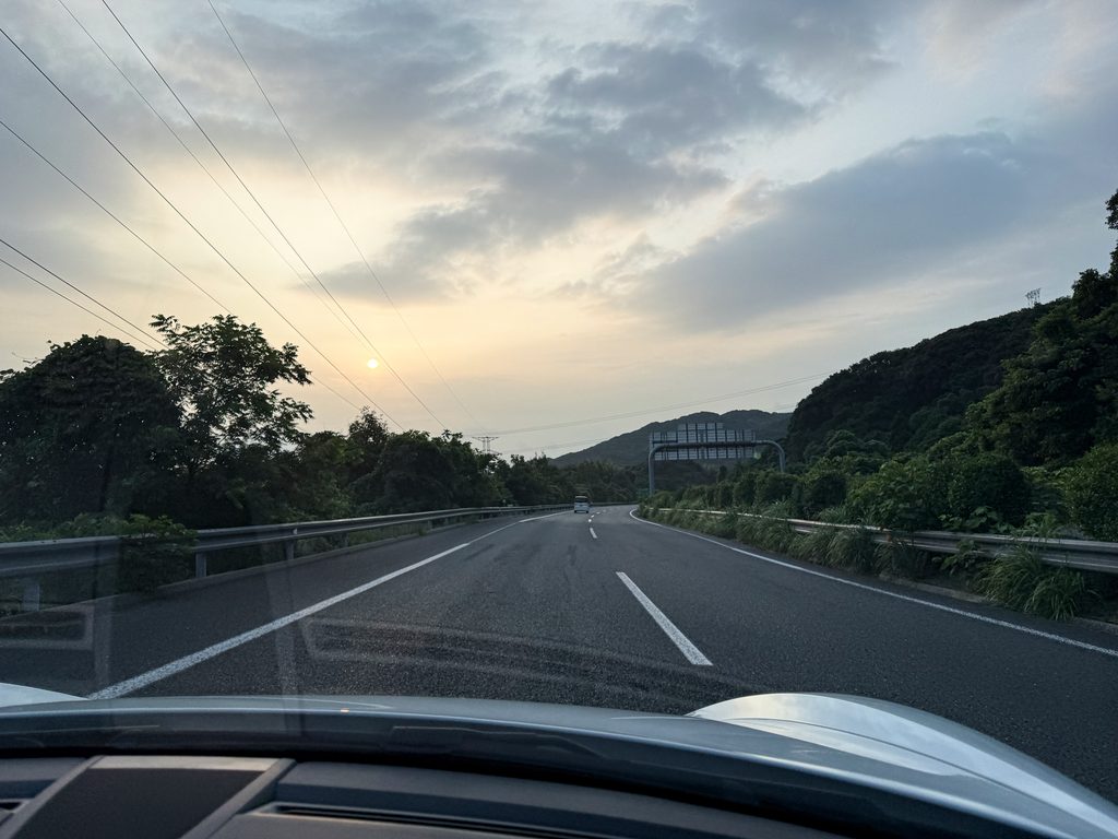 早朝の東九州自動車道を南下し、大分県方面へ