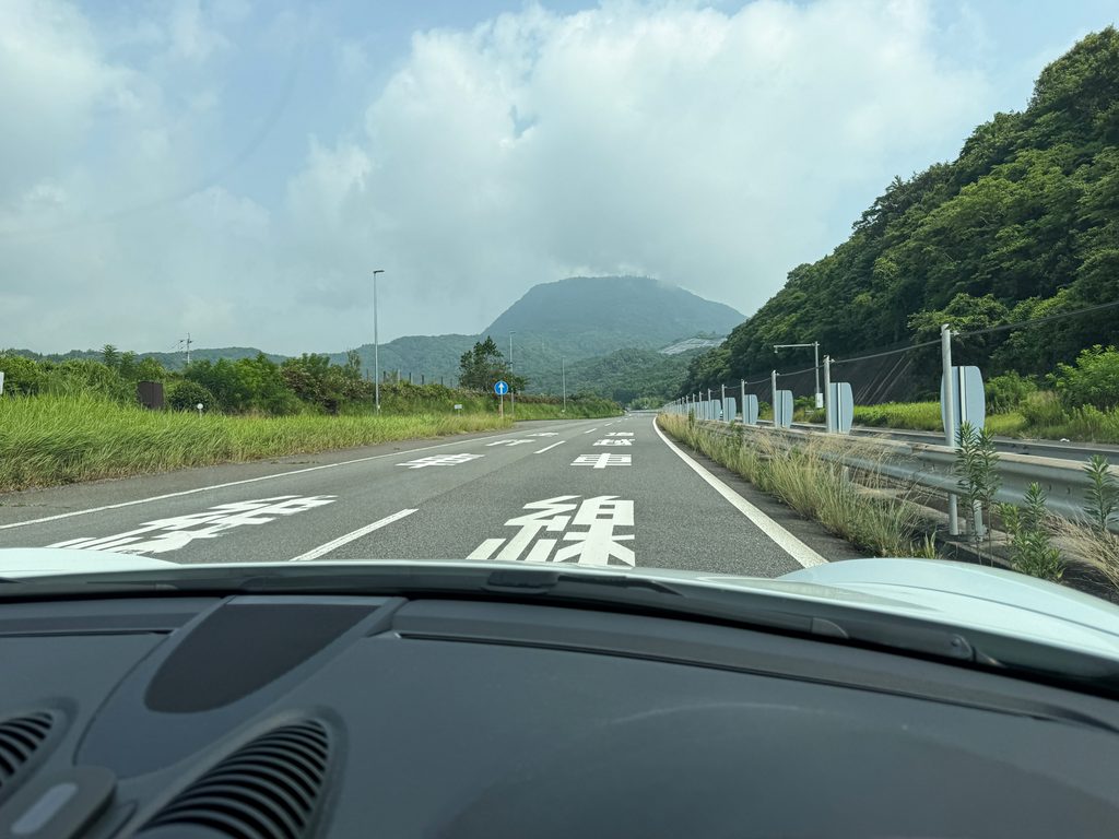 来た道を戻る際は高速道路で一気に戻ります。
正面にそびえる綺麗なお椀型の山は「高崎山」