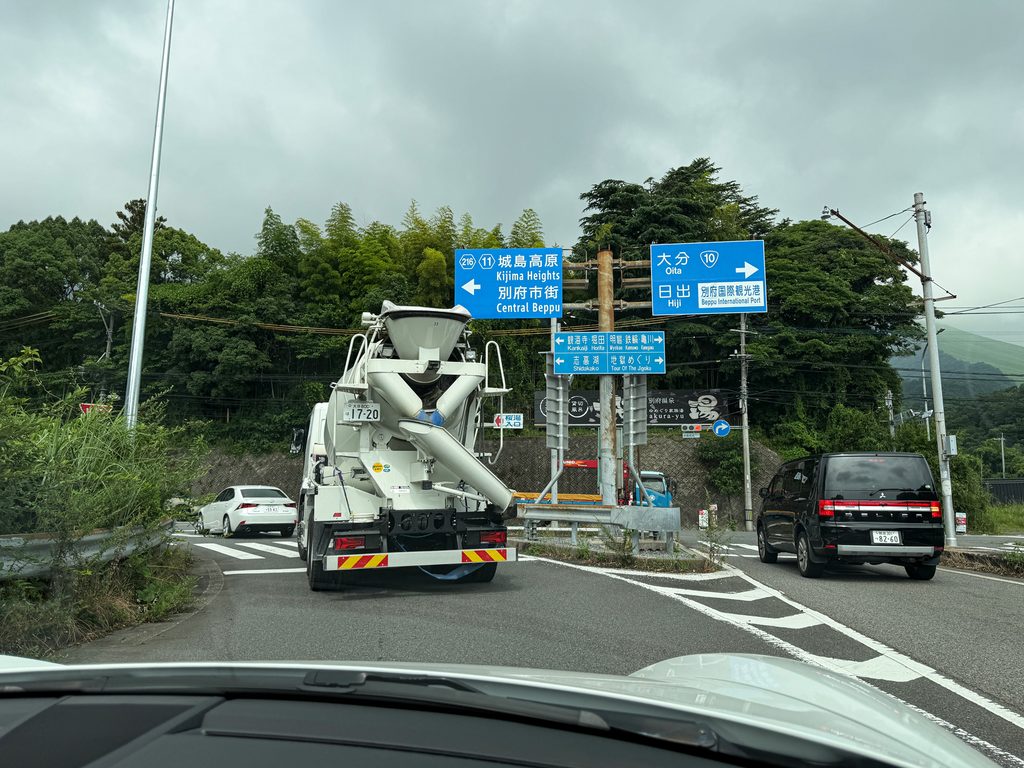別府ICで高速道路を降りて県道11号、「やまなみハイウェイ」へ