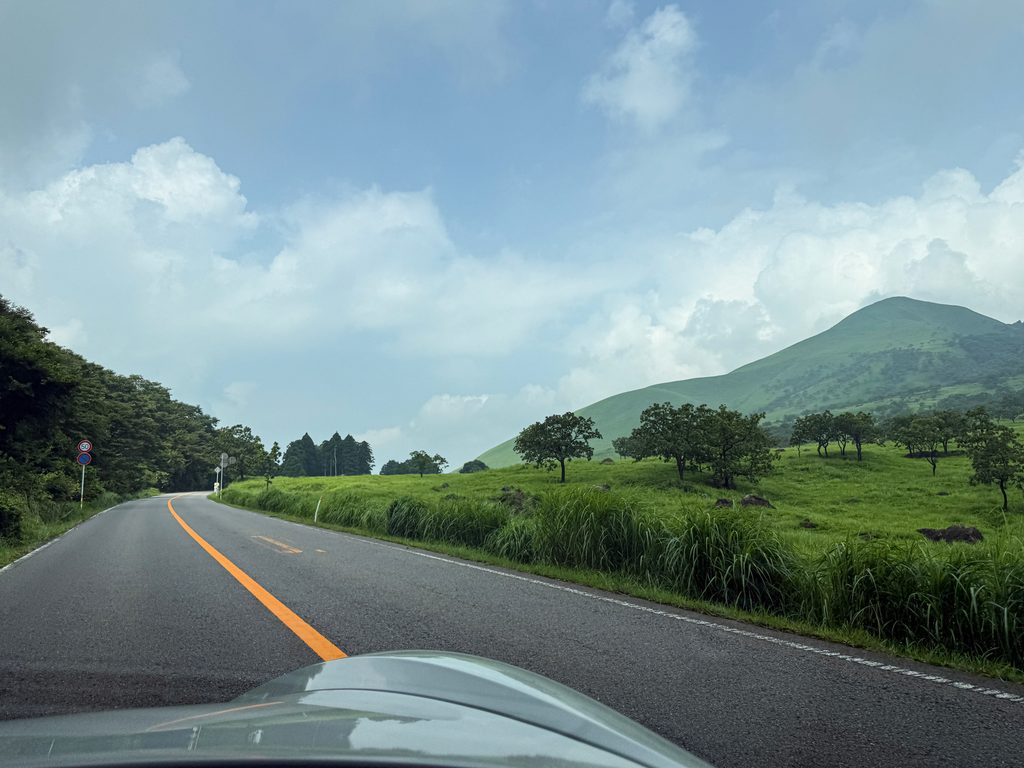 視界が開けると目の前には雄大な「由布岳」が姿を見せます