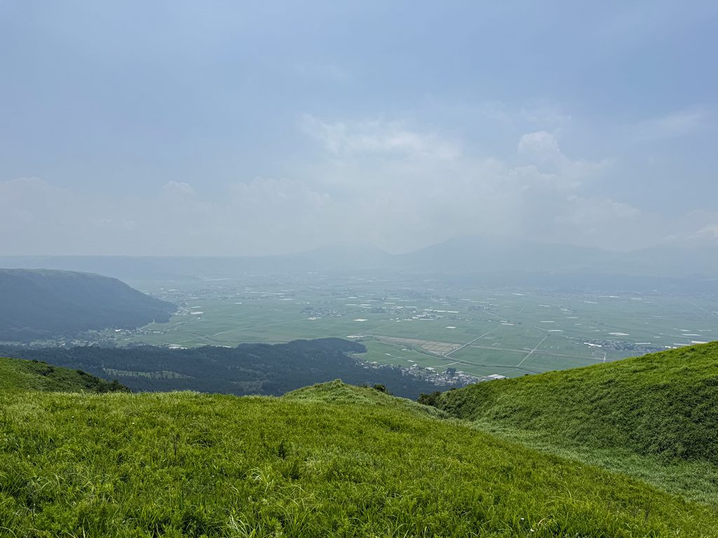 眼下には田園風景が広がります