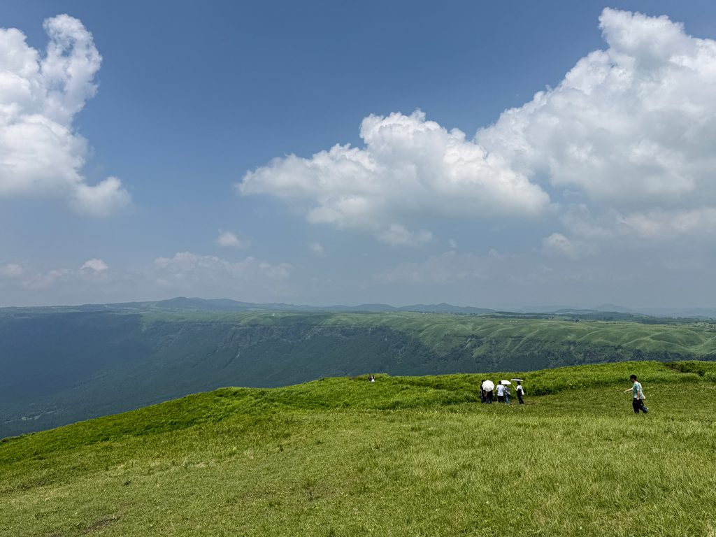 美しい緑の丘陵と外輪山