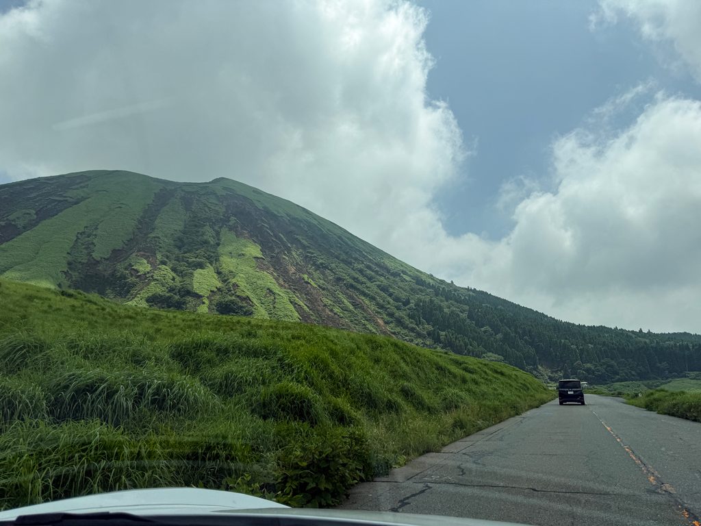 道沿い左手の山は阿蘇五岳の一つである杵島岳