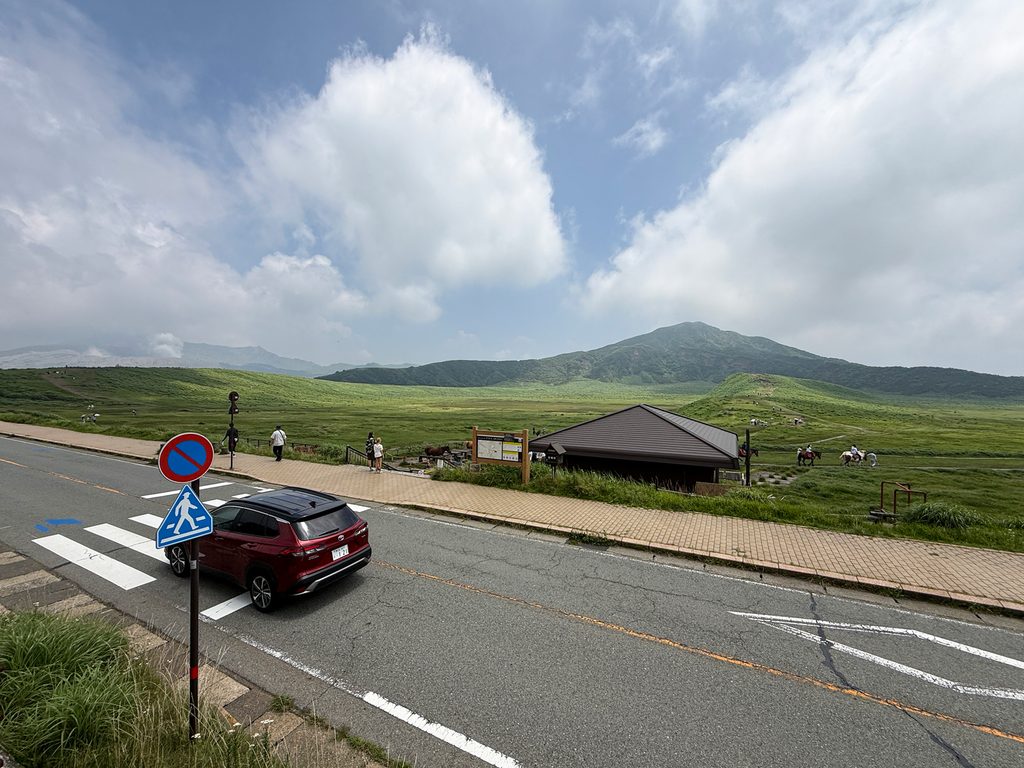 阿蘇を代表する景勝地「草千里ヶ浜」