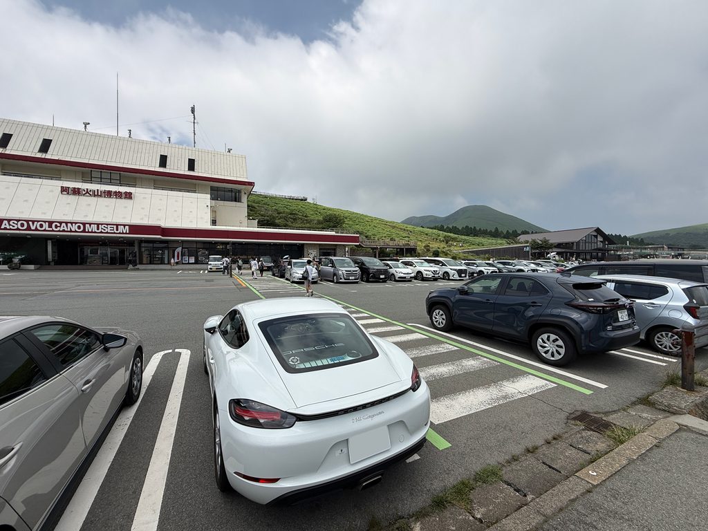 草千里ヶ浜駐車場にケイマンを停めます