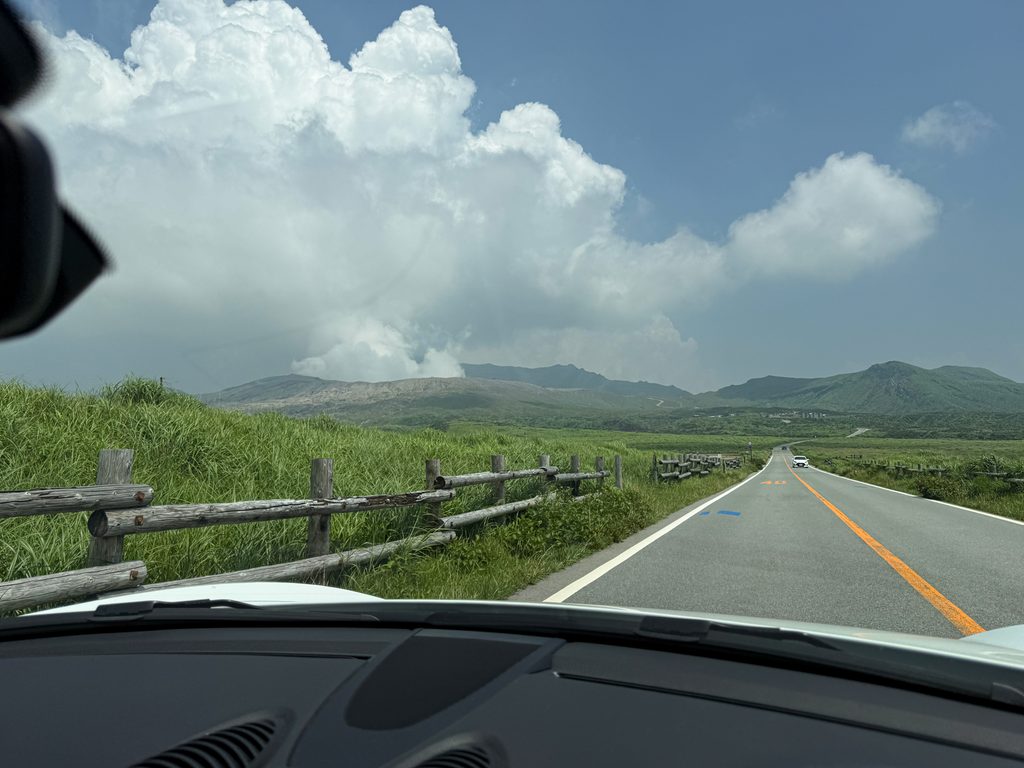 左奥に見えるのが阿蘇山のメイン火口である「中岳火口」