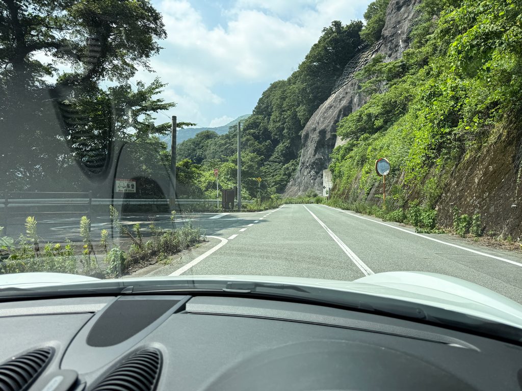 阿蘇山上から熊本の市街地に向けて山を下ります